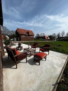 a group of benches sitting on a patio at Le Hameau Paisible in Butot