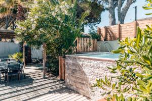 einen Hinterhof mit einer Backsteinmauer und einem Pool in der Unterkunft Maison Familiale avec Piscine Privée, plage à pied, Frais Obligatoires à régler à l'arrivée, Linge 15e par pers & Ménage 70e par séjour voir profil Mandatory fees in cash to be paid on arrival linen 15e per person 70e housekeeping per stay in Sainte-Maxime