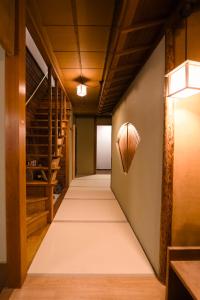 un couloir d'une pièce avec un escalier et un sol recouvert de moquette dans l'établissement 康郷 箱根湯本, à Hakone