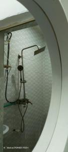 Ένα μπάνιο στο Cozy Modern Apartment with Free WiFi Netflix 1bed luxury Apartment, Adeniyi Jones 24hours Power 3min From the Airport