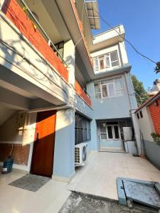 Το κτήριο όπου στεγάζεται  το διαμέρισμα