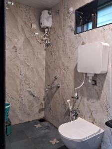 ナガオンにあるThe Betelnut A Boutique Stayのトイレとシャワー付きのバスルーム +35枚の写真