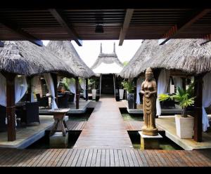 Domaine Des Alizees Residence في غراند بايَ: منتجع به تمثال في منتصف الرواق