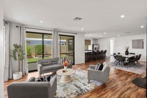 Χώρος καθιστικού στο Spacious Family Coastal Retreat, 4br, Bbq