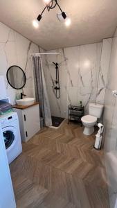 レダにあるCałoroczny domekのバスルーム(トイレ、洗濯機付)