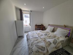 a bedroom with a bed and a window at Rive gauche Rive droite 2 Appartements côte à côte neufs et bien équipés in Le Creusot +18 photos