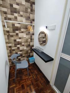 关丹YNY Guest House的小房间设有椅子和镜子