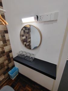 关丹YNY Guest House的带镜子和玻璃架的浴室