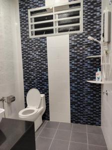 关丹YNY Guest House的一间带卫生间的浴室和窗户。