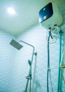 Ένα μπάνιο στο Cozy Modern Apartment with Free WiFi Netflix 1bed luxury Apartment, Adeniyi Jones 24hours Power 3min From the Airport