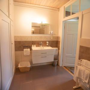 Koupelna v ubytování Domaine Les Bachats + 38 fotografií