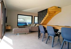 een woonkamer met een tafel, stoelen en een bank bij Villa Ty Billou in Santec