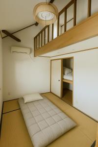 木島平村にあるKijimaBase - Base 1の大きな敷物が敷かれた部屋