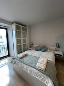 Ένα ή περισσότερα κρεβάτια σε δωμάτιο στο Apartamentos muralla de Lugo