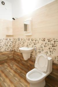 un baño con inodoro y lavabo en Avaiaa, en Varkala