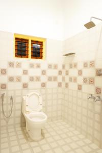 Un baño con inodoro y ducha en Avaiaa, en Varkala