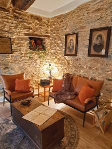 Borghetto dʼArrosciaにあるBorgo del Canto - Traditional Country Retreat - 30 Min from the Sea!の石壁のリビングルーム(ソファ付)