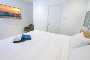 Postel nebo postele na pokoji v ubytování על הים - וילה מדהימה על יד החוף בבית ינאי