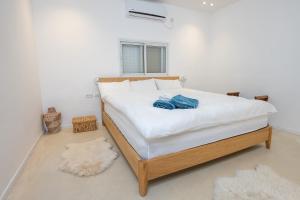 Postel nebo postele na pokoji v ubytování על הים - וילה מדהימה על יד החוף בבית ינאי