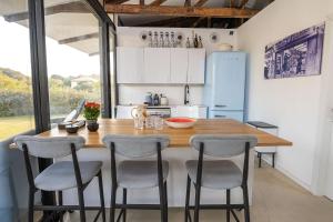 Kuchyň nebo kuchyňský kout v ubytování על הים - וילה מדהימה על יד החוף בבית ינאי