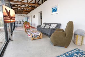 Posezení v ubytování על הים - וילה מדהימה על יד החוף בבית ינאי + 31 fotografií