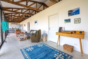 Posezení v ubytování על הים - וילה מדהימה על יד החוף בבית ינאי