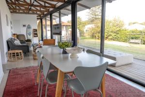 Posezení v ubytování על הים - וילה מדהימה על יד החוף בבית ינאי