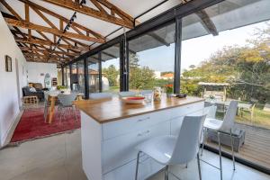 Posezení v ubytování על הים - וילה מדהימה על יד החוף בבית ינאי + 31 fotografií