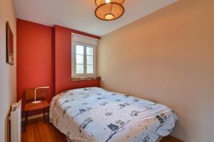 a bedroom with a bed and a window at La Maison Vert-Émeraude - Proche sentier randonnée in Arzal