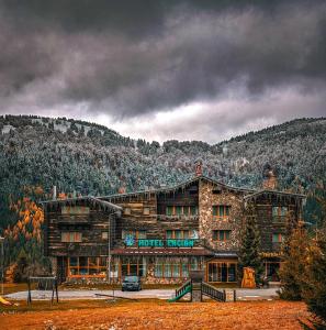 een groot gebouw voor een berg bij Wellness Hotel Encian Donovaly in Donovaly