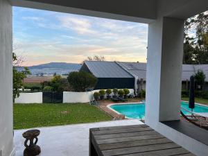 Nespecifikovaný výhled na hory nebo výhled na hory při pohledu z prázdninového domu