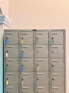 un grupo de taquillas en una habitación en J Walker Hostel, en Weligama