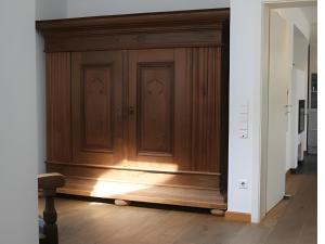a wooden door in a room with a wooden floor at N7Quartier in Bad Münstereifel