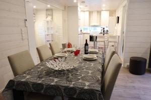 Η κουζίνα ή μικρή κουζίνα στο Moinalahti Lakeside Cabin & Sauna