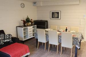 Χώρος καθιστικού στο Moinalahti Lakeside Cabin & Sauna