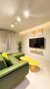 TV a/nebo společenská místnost v ubytování Aso Living Selatan