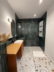 ein Badezimmer mit zwei Waschbecken und einer Dusche in der Unterkunft Apartament 13 Zegrze - Rezydencja Zegrze in Zegrze + 8 Fotos