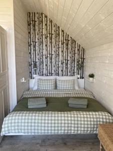 a bedroom with a large bed in a room at Skryta Chata Ojców in Smardzowice