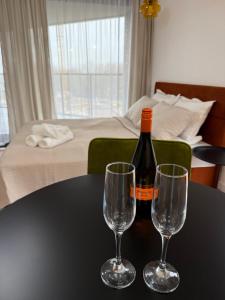 eine Flasche Wein und zwei Gläser auf einem Tisch in der Unterkunft Apartament 13 Zegrze - Rezydencja Zegrze in Zegrze