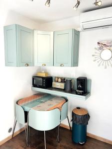 Kuchyň nebo kuchyňský kout v ubytování STUDIO POOL HOUSE MDT 2 ETOILES VUE MER PANORAMIQUE AMAZING SEA VIEW WIFI LINGE LINEN INCLUT AIRCONDITIOn