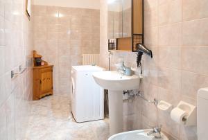 Ένα μπάνιο στο Lòbia Parrocchiale