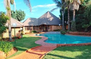 una casa con piscina nel cortile di EastClaire Guesthouse a Krugersdorp