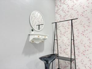 ケパラ・バタスにあるKB Penang Guest Houseの黒い便と鏡 +46枚の写真
