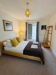 ein Schlafzimmer mit einem Bett mit einer Leiter und einem Fenster in der Unterkunft Coastal Oasis - Large Family Home in Portland