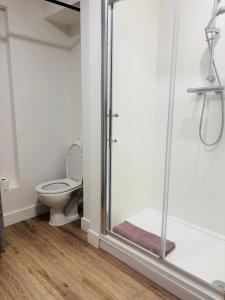 ein Badezimmer mit Toilette und Glasdusche in der Unterkunft Coastal Oasis - Large Family Home in Portland