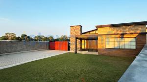 Tòa nhà nơi biệt thự tọa lạc