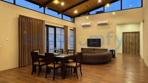 TV/trung tâm giải trí tại Large Villa Crown Hill Estate F26