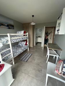 een kamer met 2 stapelbedden en een tafel bij Seebossie in Struisbaai