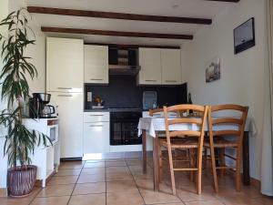 Kuchyň nebo kuchyňský kout v ubytování 4. Ty gevred à 500m de l'océan