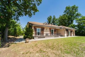 a house with a large yard in front of it at Villa with Pool in Unesco, 4 Room, Parking e Free WiFi in San Damiano dʼAsti